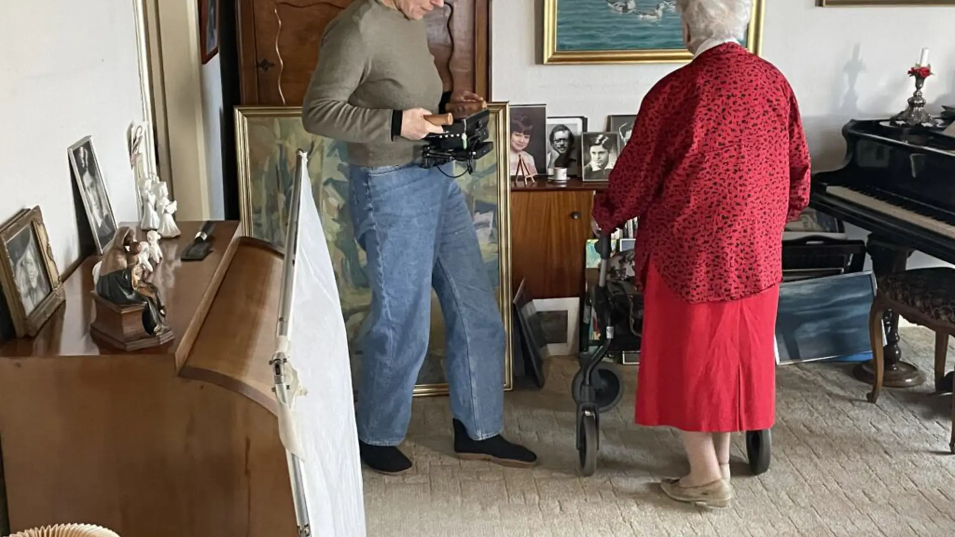 Instruktør filmer en ældre kvinde med gangstativ