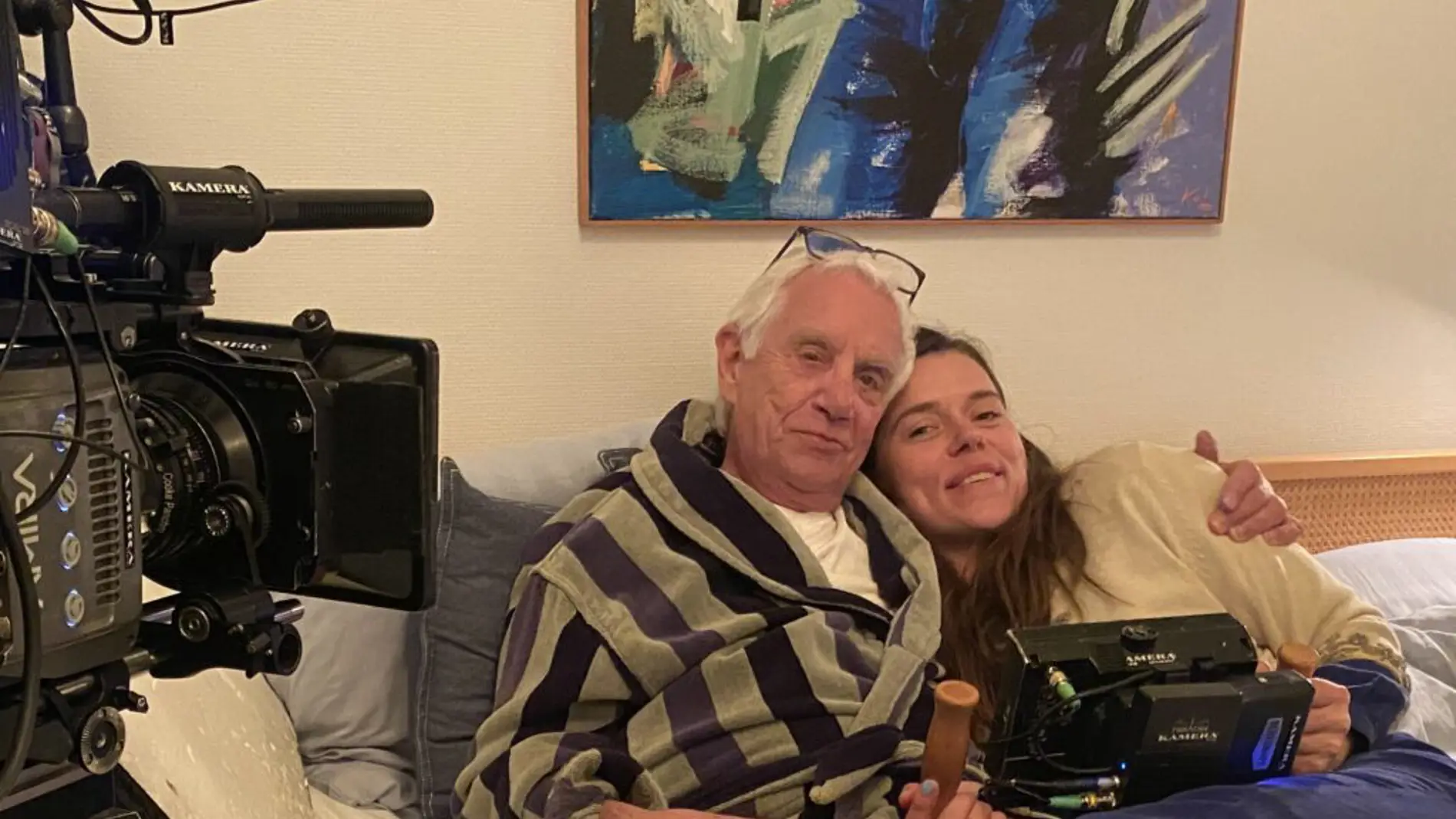 En ældre mand sidder på en sofa en dokumentaristen