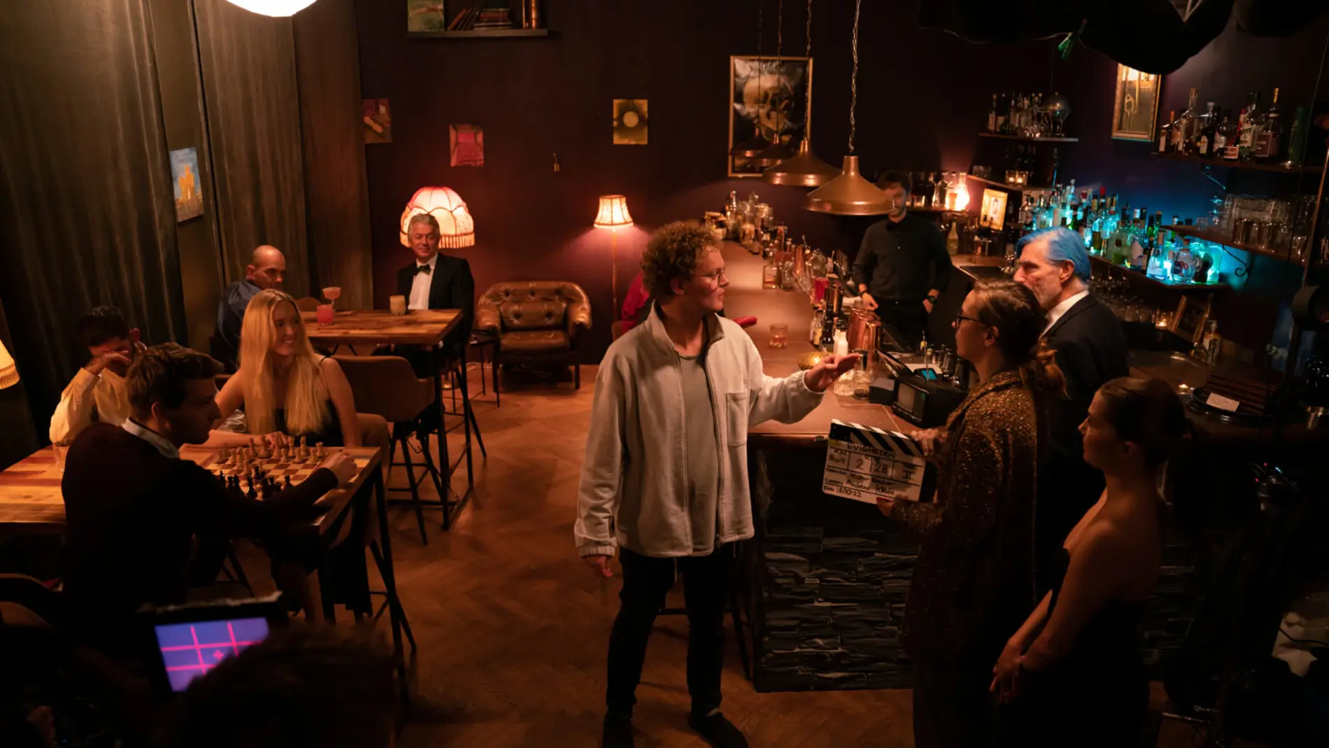 Instruktøren står midt i scenen og kigger op