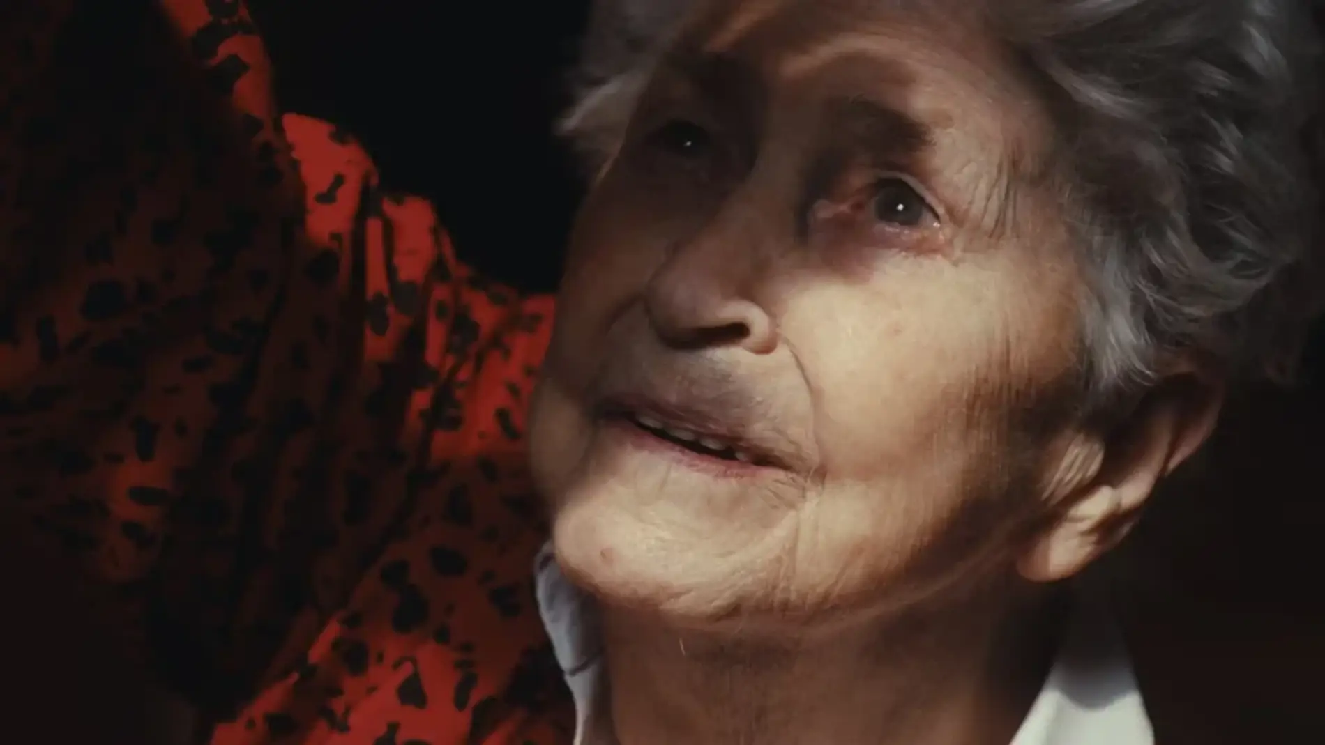 En ældre dame kigger op mod himlen